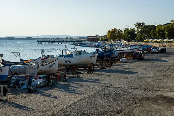 Pomorie 保加利亚 2017年8月26日 渔民的小船在海滨胜地 Pomorie 的海港的海岸站立 — 图库照片