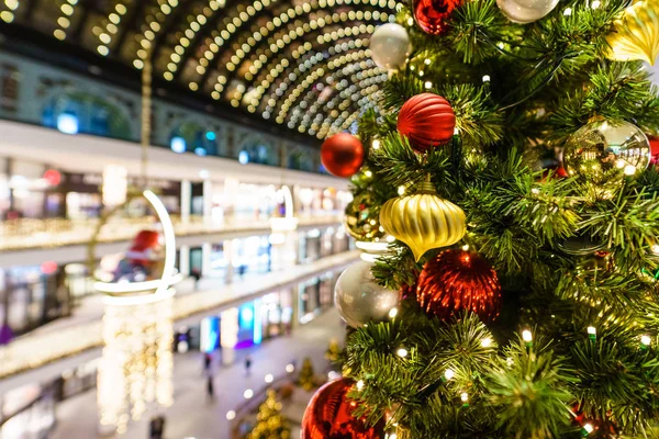 Bolas Natal Numa Árvore Natal Foco Primeiro Plano — Fotografia de Stock