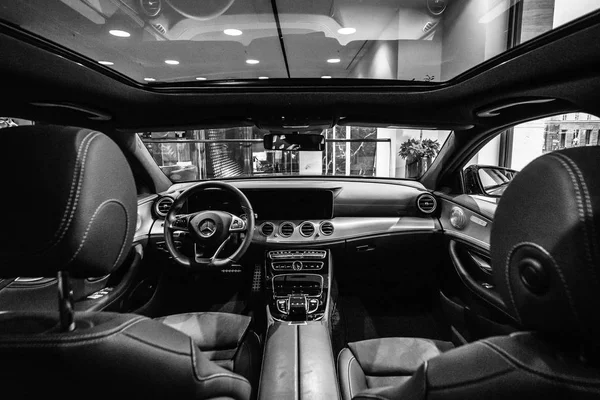 Berlin Aralık 2017 Showroom Kabin Çift Araba Mercedes Benz Class — Stok fotoğraf