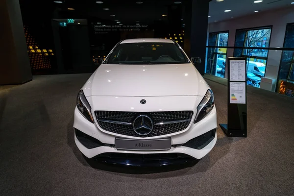 Berlin Aralık 2017 Showroom Kompakt Araç Mercedes Benz Class A220 — Stok fotoğraf