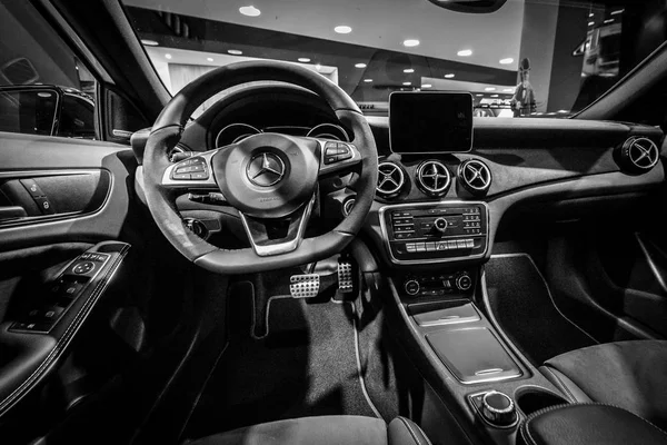 ベルリン 2017 ショールーム 小型車メルセデス ベンツ クラス A220 ピーク版 W176 黒と白 — ストック写真
