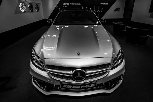 ベルリン 2017 ショールーム 中型車メルセデス ベンツ クラス Amg C63 W205 黒と白 — ストック写真