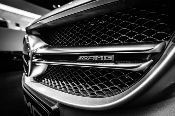 2017年12月21日 陈列室 详细的中型汽车梅赛德斯 Amg C63 W205 黑白相间 自2015年 — 图库照片