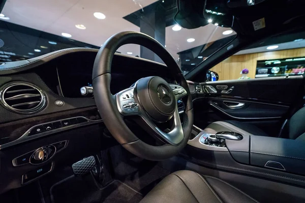 Berlin Grudnia 2017 Showroom Wnętrza Samochodu Pełnowymiarowe Luksusowych Mercedes Benz — Zdjęcie stockowe