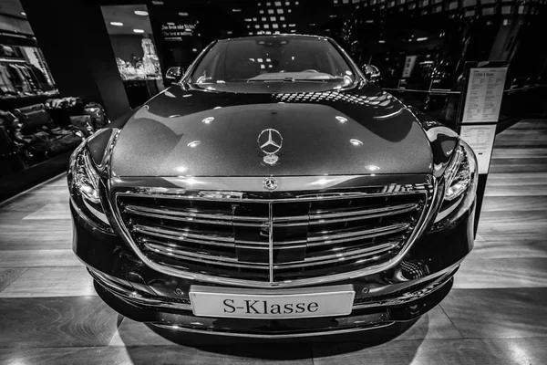 ベルリン 2017 ショールーム フルサイズ高級車メルセデス ベンツ クラス S350D W222 黒と白 2017 — ストック写真