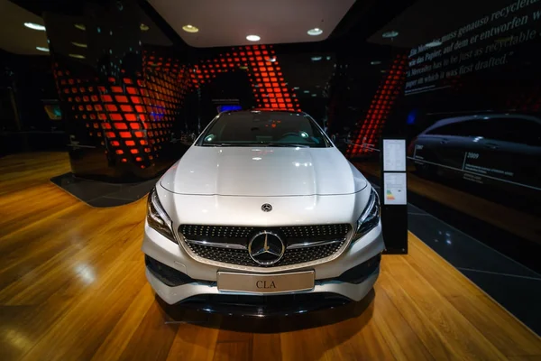 Berlín Diciembre 2017 Showroom Subcompact Executive Car Mercedes Benz Cla —  Fotos de Stock