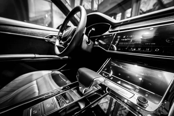 ベルリン 2017 ショールーム フルサイズ高級車アウディ Tdi クワトロ 286Ps の内部 2018 黒と白 — ストック写真