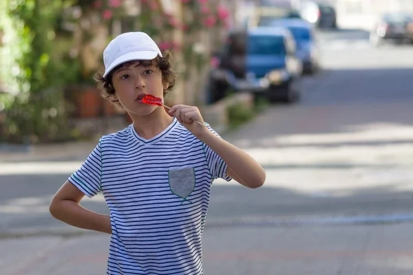 Niño Pequeño Está Parado Calle Con Una Piruleta Forma Polla — Foto de Stock