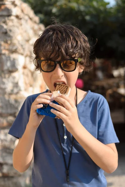 Menino Usando Óculos Uma Camiseta Está Comendo Sorvete Dia Quente — Fotografia de Stock