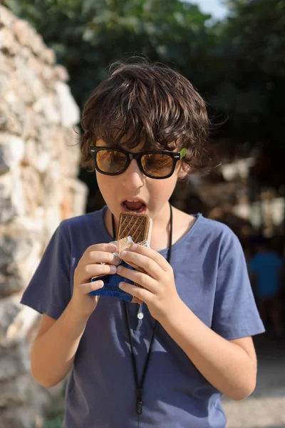Menino Usando Óculos Uma Camiseta Está Comendo Sorvete Dia Quente — Fotografia de Stock