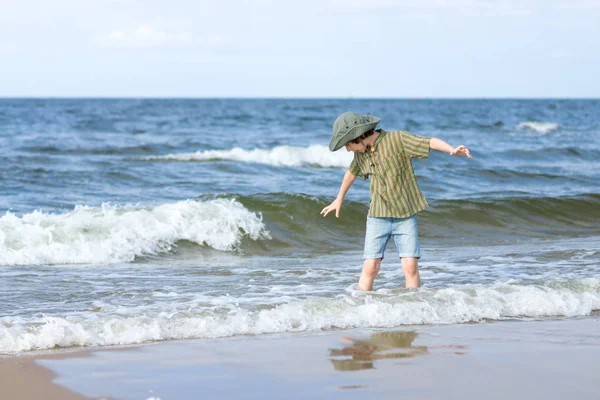 Парень Счастлив Песчаном Пляже Моря — стоковое фото
