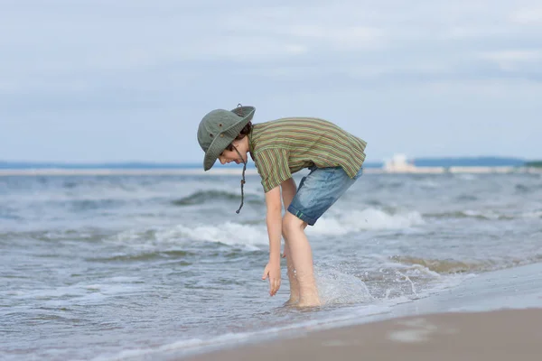 男は海の砂浜のビーチで幸せです — ストック写真