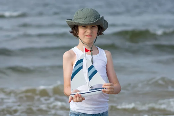 Guy Toy Wooden Ship Playing Seashore — Stock Photo, Image