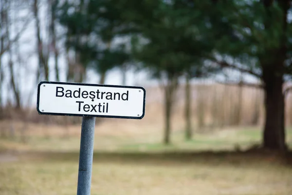 Pointer Offentlig Strand Badetøj Kun Tilladt Badetøj Eller Badebukser Tysk - Stock-foto