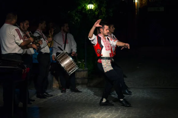 Pomorie 保加利亚 2017年8月27日 艺术家的表演为餐馆的访客 传统的保加利亚舞蹈在传统服装在城市的最旧的餐馆 Izbata — 图库照片