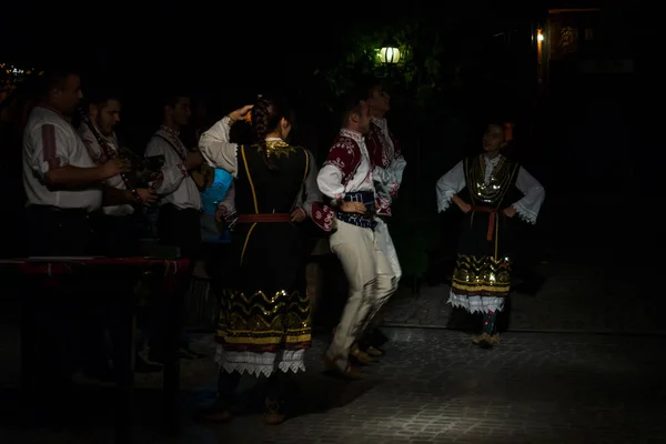 Pomorie Bulharsko Srpna 2017 Výkon Umělců Pro Návštěvníky Restaurace Tradiční — Stock fotografie