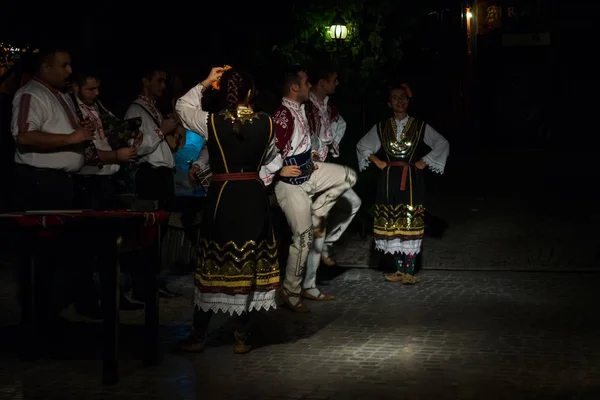 Pomorie Bulharsko Srpna 2017 Výkon Umělců Pro Návštěvníky Restaurace Tradiční — Stock fotografie