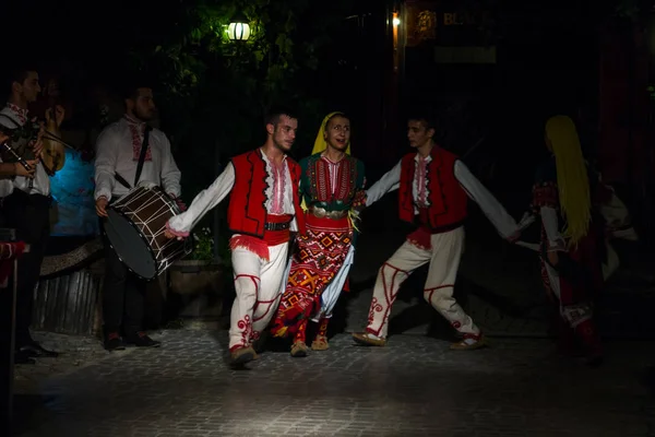 Pomorie 保加利亚 2017年8月27日 艺术家的表演为餐馆的访客 传统的保加利亚舞蹈在传统服装在城市的最旧的餐馆 Izbata — 图库照片