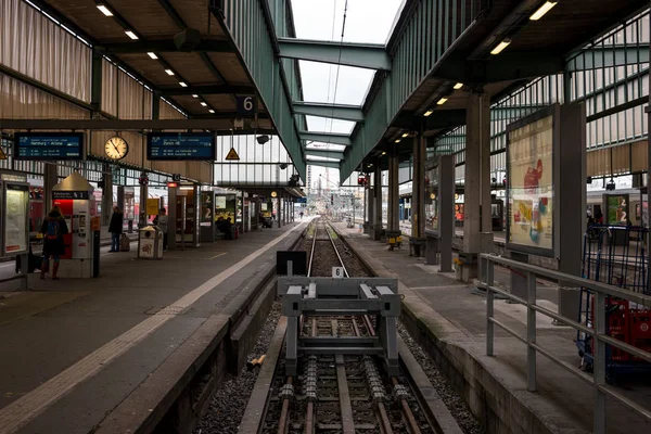Штудгарт Німеччина Березня 2017 Залізничні Платформи Посадки Висадки Пасажирів Поїзда — стокове фото