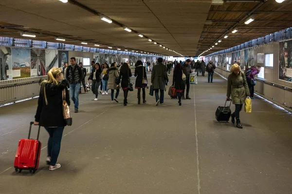 Stuttgart Niemcy Marca 2017 Przejście Dworca Centralnego Platformach Kolejowych Wsiadania — Zdjęcie stockowe
