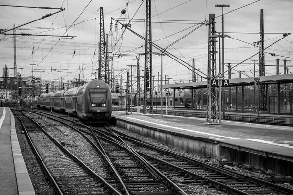 德国斯图加特 2017年3月04日 在中央火车站列车上登机和下船乘客的铁路平台 黑白相间 — 图库照片