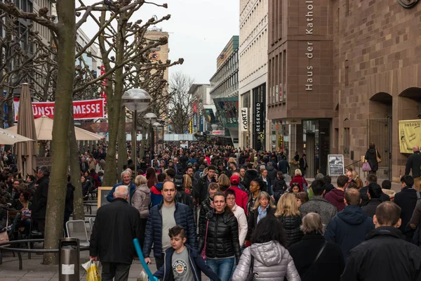斯图加特 2017年3月04日 居民和游客在中央历史和购物街道 Koenigstrasse 国王街道 — 图库照片
