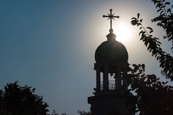 圣乔治东正教修道院 钟楼上方的圣水源对天空和太阳的背光 Pomorie 保加利亚 — 图库照片