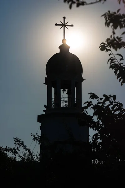 圣乔治东正教修道院 钟楼上方的圣水源对天空和太阳的背光 Pomorie 保加利亚 — 图库照片