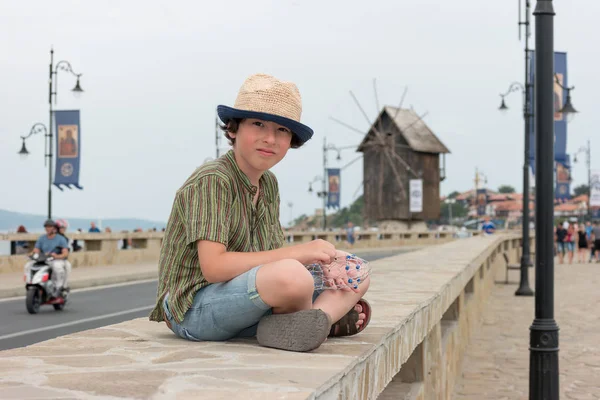 Kauniin Pojan Muotokuva Lyhyessä Paidassa Hatussa Puisen Tuulimyllyn Tien Hämärtyneellä — kuvapankkivalokuva