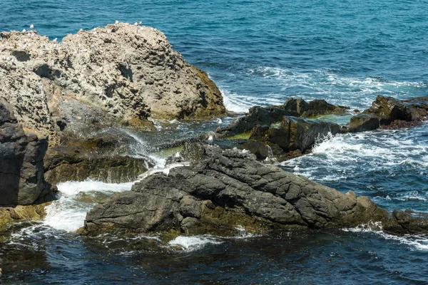 Блакитне Море Хвилі Скелястий Берег — стокове фото