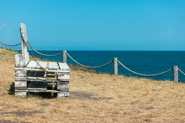 Wooden Benches High Seashore Seascape — Stock Photo, Image