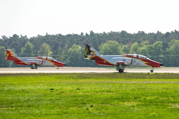 德国柏林 2018年4月28日 高级喷气机训练员卡萨 101 Aviojet 由特技飞行队 Patrulla 阿吉拉 老鹰巡逻 在跑道上 — 图库照片