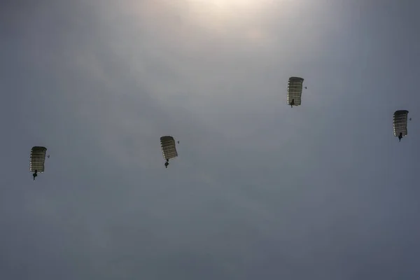 德国柏林 2018年4月27日 伞兵在天空中 展览协会柏林航空展2018 — 图库照片