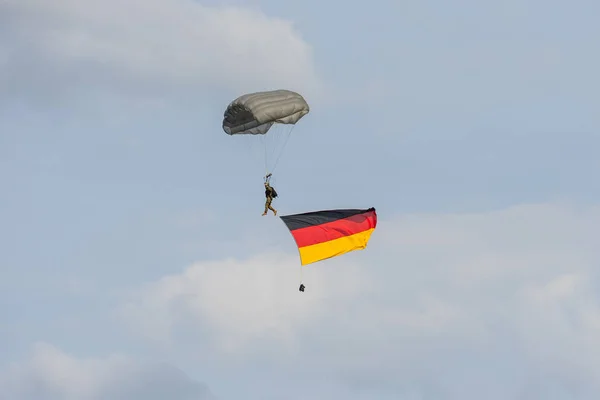 Berlín Německo Dubna 2018 Vojenské Výsadkář Vlajkou Německa Obloze Výstava — Stock fotografie