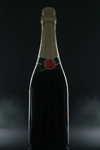 黒を基調としたシャンパンボトル 煙の中のシャンパン — ストック写真