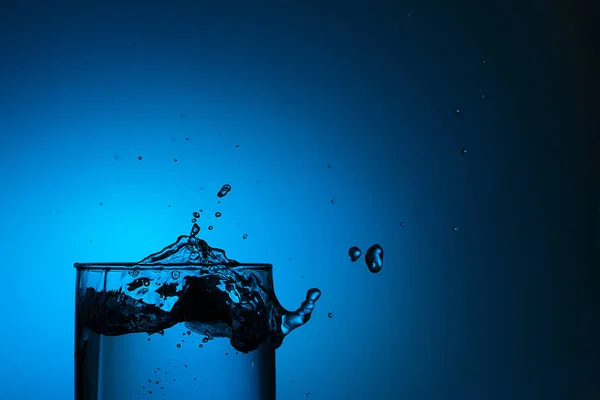 Water Glass Blue Background Drink Splashing Out Close — Stock Photo, Image