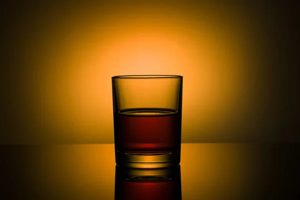 Bicchiere Whisky Sfondo Colore — Foto Stock