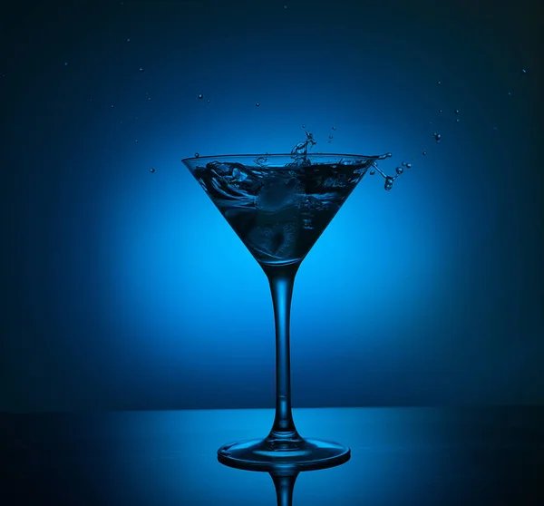 Cocktail Glass Blue Alcoholic Drink Splashing Out Close — Stock Photo, Image