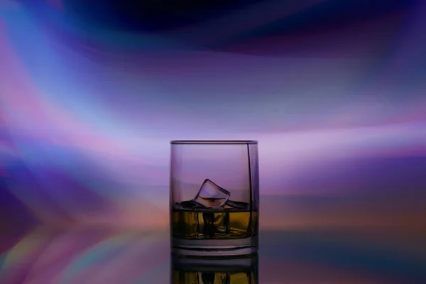スポットライトのグラスアルコール飲料 — ストック写真