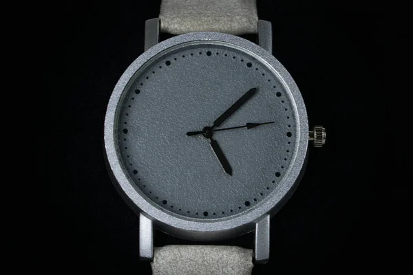 Montre Bracelet Sur Fond Noir Montre Dans Étui Sur Oreiller — Photo