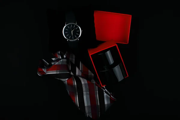 Conjunto Accesorios Para Hombre Corbata Perfumes Reloj Fondo Negro Botella — Foto de Stock
