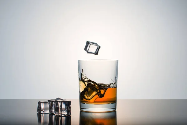 Chapoteo Vasos Con Whiskey Vaso Whisky Con Hielo — Foto de Stock