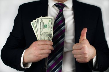 İşadamı el hareketi işareti gösteriyor..