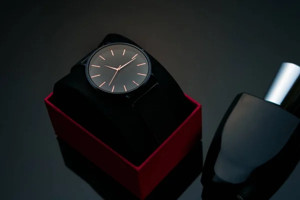 Montre Bracelet Dans Une Boîte Rouge Sur Fond Sombre Montre — Photo