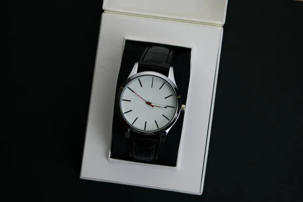 Montre Bracelet Dans Une Boîte Rouge Sur Fond Sombre Montre — Photo