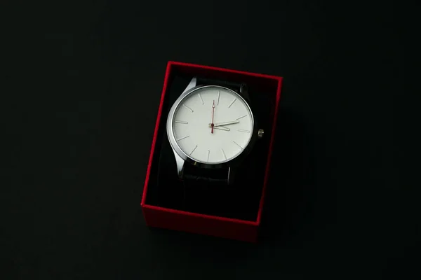 Zegarek Rękę Czerwonym Pudełku Ciemnym Tle Oglądaj Etui Czarnej Aksamitnej — Zdjęcie stockowe