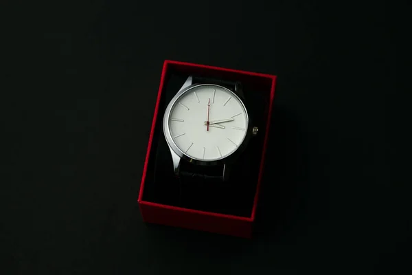 Reloj Pulsera Una Caja Roja Sobre Fondo Oscuro Reloj Una —  Fotos de Stock