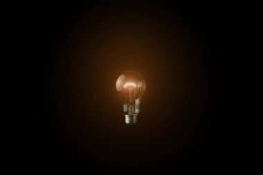 Adamın elinde ampul var. Elinde ampul, fikir, yenilik ve ilham konsepti bulunan iş adamı.