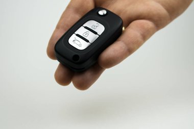 Adamın elinde araba anahtarı var. Oyuncak araba ve anahtarlar..