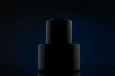  Mavi arka planda siyah kozmetik parfüm